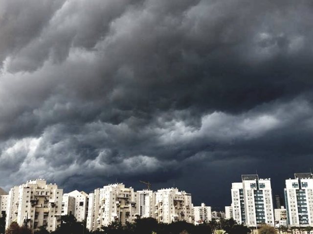 ענני גשם באשדוד (צילום: עופר אשטוקר)