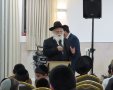 הרב מאיר כהן נואם לתלמידים. מ' מיכאלי