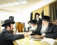 הרב טננהויז מקבל ברכה מהאדמור מטשארנאביל. ש. איזנבאך