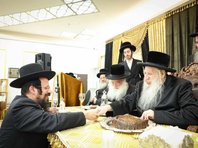 הרב טננהויז מקבל ברכה מהאדמור מטשארנאביל. ש. איזנבאך