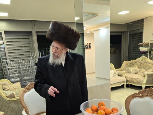 רבי יצחק לברון מעשר את הפירות