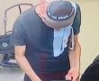 תיעוד מקומם באשדוד: אדם המחופש לחב"דניק גונב ארנק בשבת (וידאו)