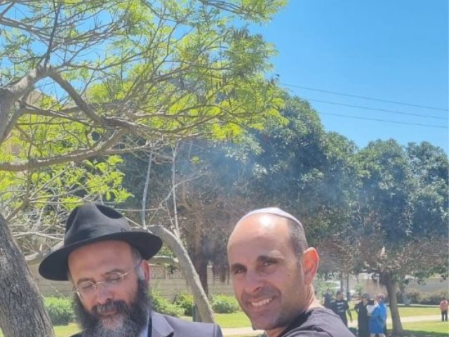 הרב מנחם עמאר. הנחת תפילין יום העצמאות. א' מיכאלי