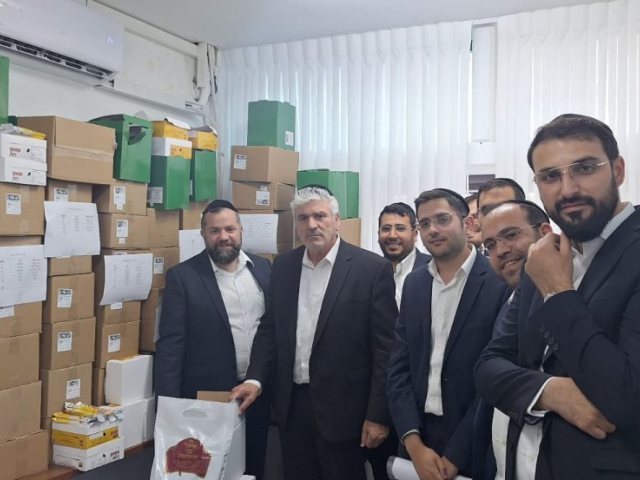 חלוקת ערכות שבועות. המרכז למורשת