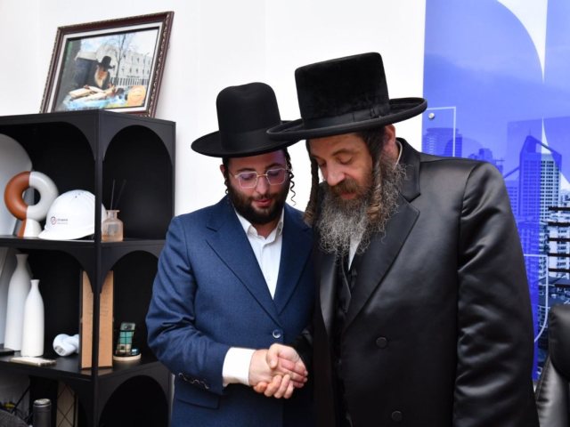 האדמור מפיטסבורג במשרדי ביכלר. שוקי בריכטא