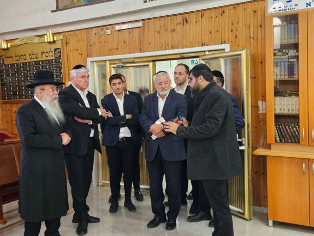 אמסלם בסיור בכנסת ישראל. המצלם