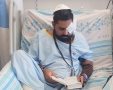 מיכאל חדד מניח תפילין בבית החולים