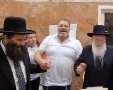 הרב פינטו בריקוד של מצוה לאחר התפילה. א' מיכאלי