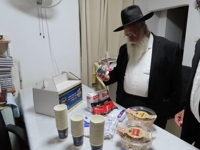 הרב מאיר כהן בוחן את מארזי היכלות. מ מיכאלי