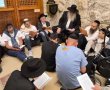 בחצות הליל: הרב האשדודי התרפק בבכיה על אבני הכותל
