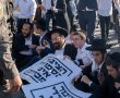 בלאגן בצומת בר אילן: המפגינים חוסמים ומתעמתים | צפו