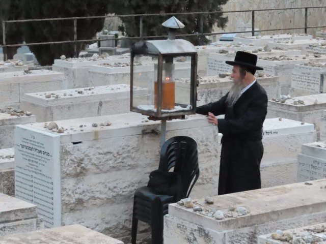 רבי שלמה למברגר אבד מאקאווא על ציון אחיו. א' מיכאלי