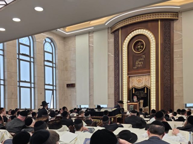 האדמו"ר רבי רפאל אבוחצירא במודיעין עילית. ש. לוי