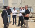 הרב טננהויז בסיור בבניין ביה"ס. המצלם