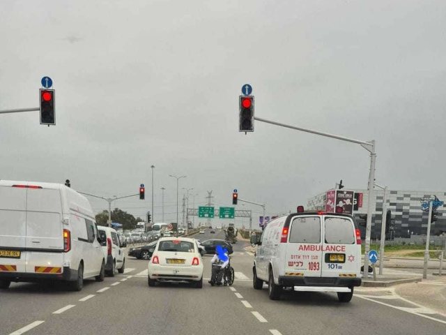 מקבץ נדבות בכביש. יהודה גרין