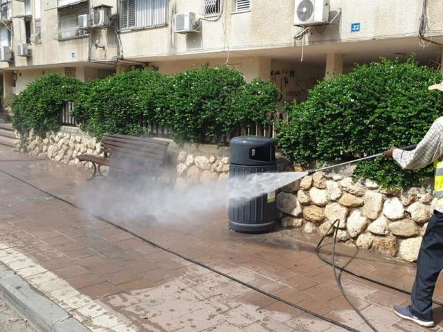שוטפים את הרובע לכבוד שבת. צילום: מינהלת רובע ג'
