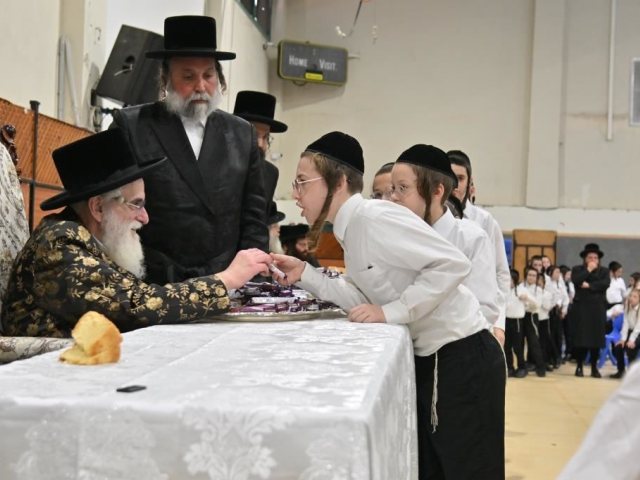 ילדי בעלזא עם האדמור מויזניץ. יהושע פרוכטר