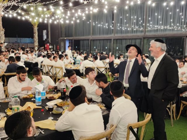 סיום בין הזמנים חזון עובדיה. המצלם