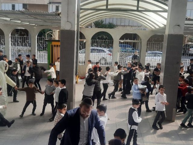 ילדי 'מורשה' שמחים ברח אדר. א' כהן