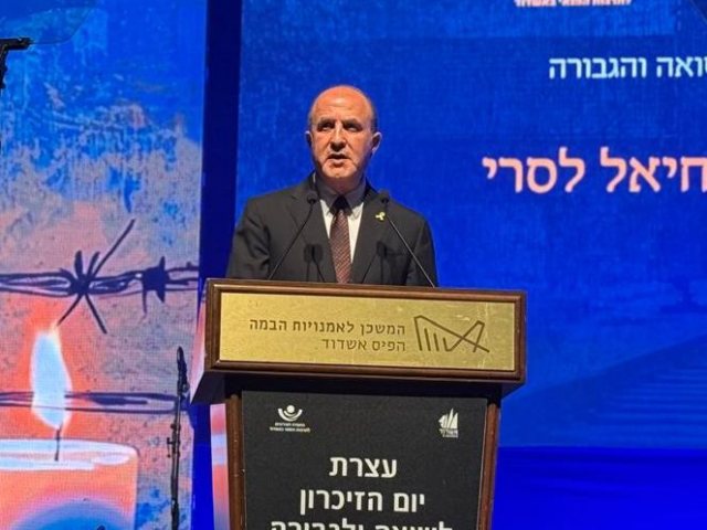 לסרי בנאומו