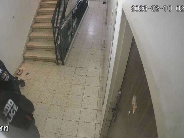 השוטרים בביתו של הבחור (מצלמות אבטחה)