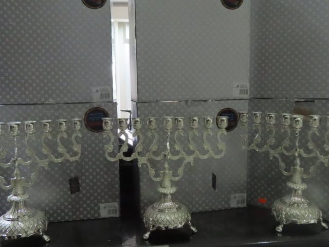 חלק מהחנוכיות שניתנו לילדים הזוכים. מעגלים