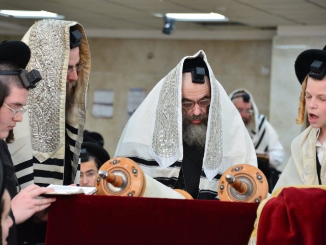 אבד ויזניץ עם תלמידי הישיבה. יוסי לוי