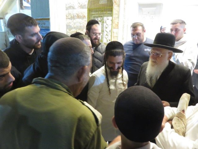 רבי חיים פינטו שליטא במעמד. א' מיכאלי