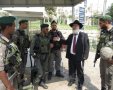 יור המועהד הרב עובדיה דהן עם חיילי צהל, במחסום. א' מיכאלי