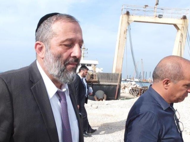 דרעי עם יועצו ברק סרי בסיור בנמל. ציון שלום