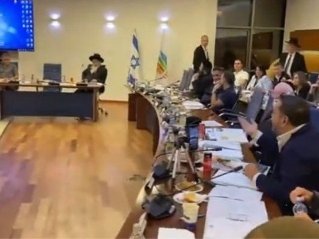 אברג'ל מתפרץ לעבר כנפו. עופר אשטוקר. מתוך הסרטון