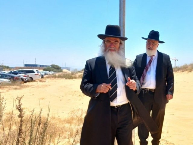הרב קלמנוביץ בסיור עירובין. א' מיכאלי