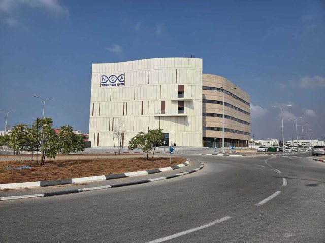 בניין נועה מדיקל. המצלם