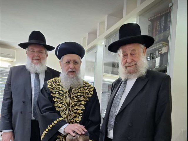הרב דוד יוסף בבית הרב שיינין. המצלם