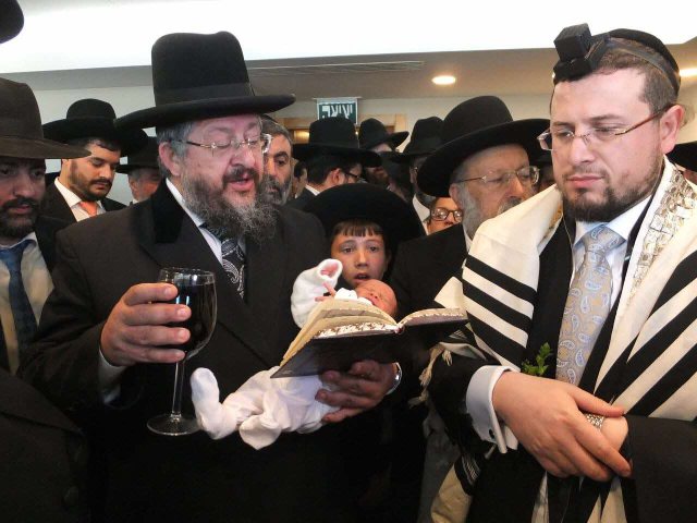 הרב אברהם דרעי עם אביו ז"ל.  מ' מיכאלי