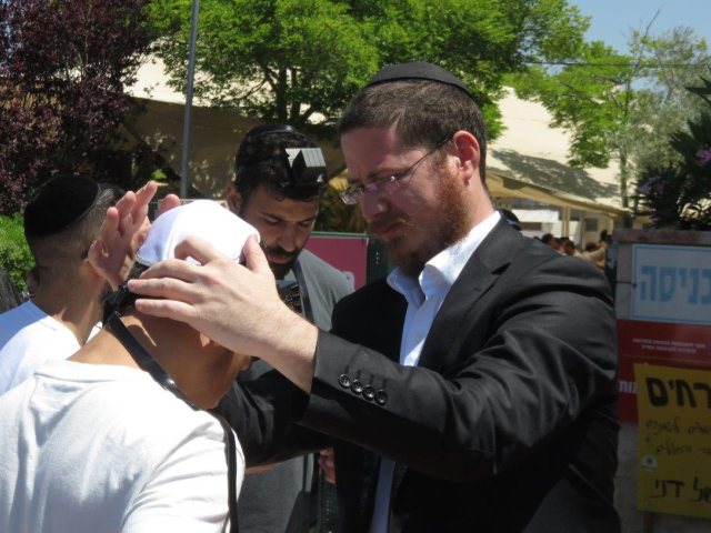הנחת תפילין חבד אשדוד. א מיכאלי