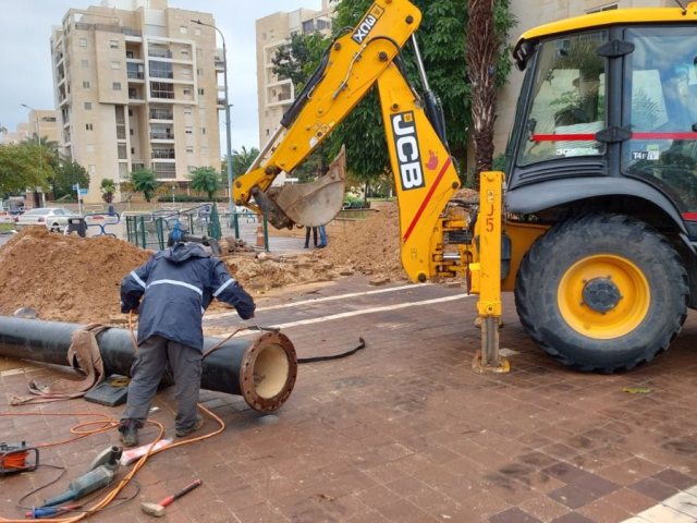 העבודות על קו הביוב השבוע (צילום: עיריית אשדוד)