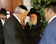 הרב אלבז מברך את רבי אבי אמסלם. צילום: המרכז למורשת