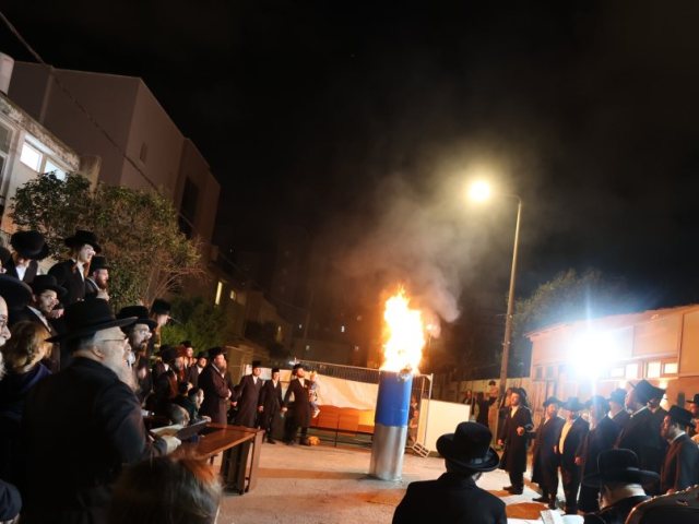 ההדלקה בביאלא פשיסחא. מוסדות ביאלא
