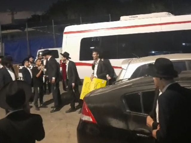 הפגנת אנשי הפלג. מתוך הסירטון (לפי תקז"י 27 א)