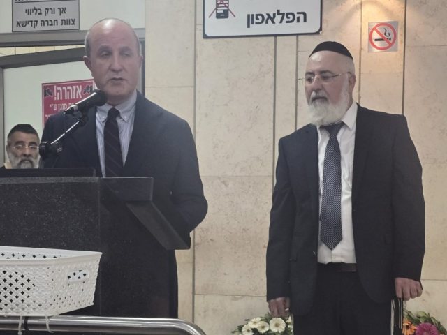 ראש העיר והרב דהן בהלוויה. מ' מיכאלי