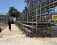 הטריבונה שנבנת לאירוע והמעבר שהוסדר להולכי הרגל 