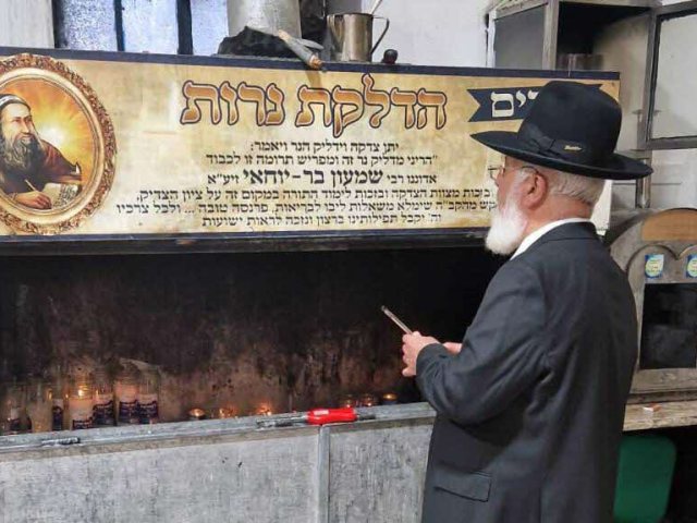 הרב עובדיה דהן בתפילה. א' מיכאלי