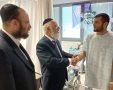 יור המועהד ורב ביהח בביקור אצל הפצועים. א' מיכאלי