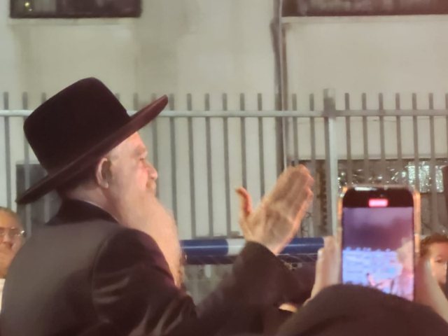 ההדלקה בחצר האדמור רבי רפאל אבוחצירא. א' מיכאלי