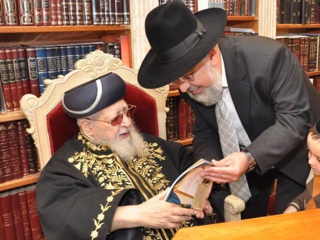 מרן הגר"ע יוסף זצ"ל. נראה לצידו הרב עובדיה דהן. מ. מכאלי