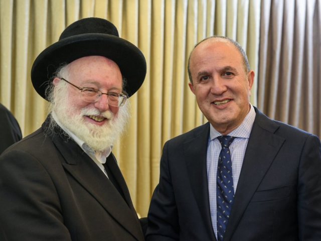 ראש העיר עם הרב וובר. שניאור מור יוסף