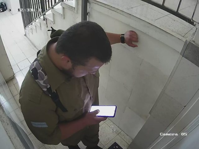 המשטרה הצבאית כפי שנצפתה מאחורי הדלת