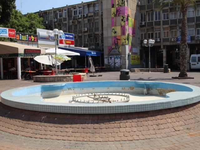 המזרקה הצחיחה במרכז רובע א'. צילום: שמואל סרדינס