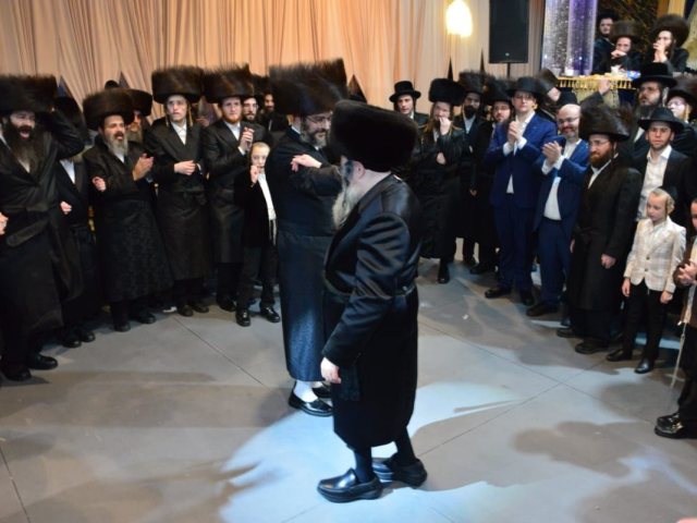 האדמור מטלאנא בריקוד עם המחותן. קירא